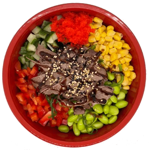 Rode poke bowl van bovenaf met rundvlees, masago, mais, edamame, tomaat en komkommer