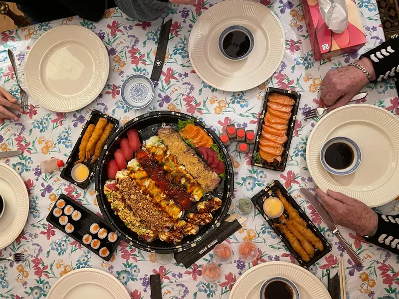 Tafel met een grote sushischaal om te delen